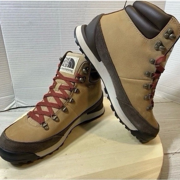 The North Face Mens 11.5 Back To Berkeley IV WP Hiking Boots Brown main image 4